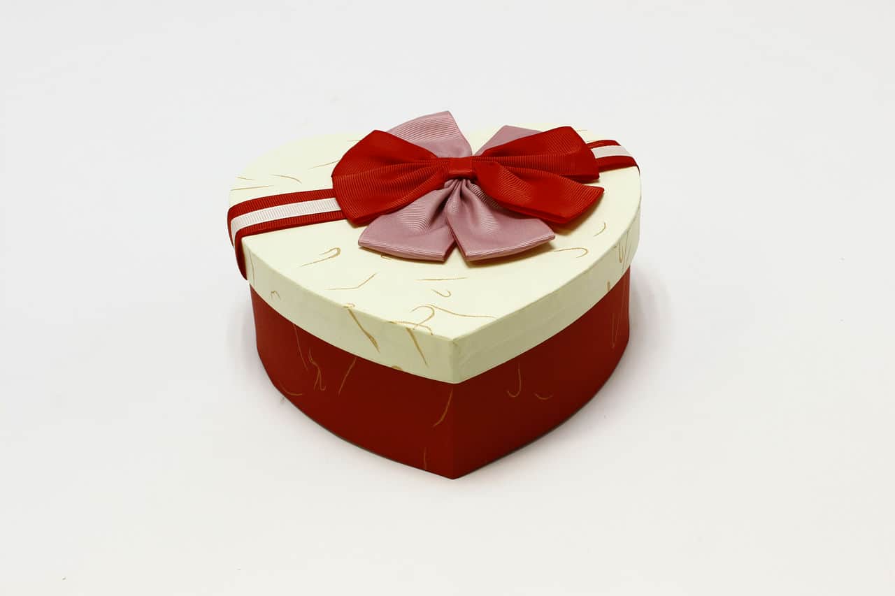 Коробка сердце 18,5*17,7*7,5 см с бантиком, красная/белая крышка (Арт) 720612/27-2А