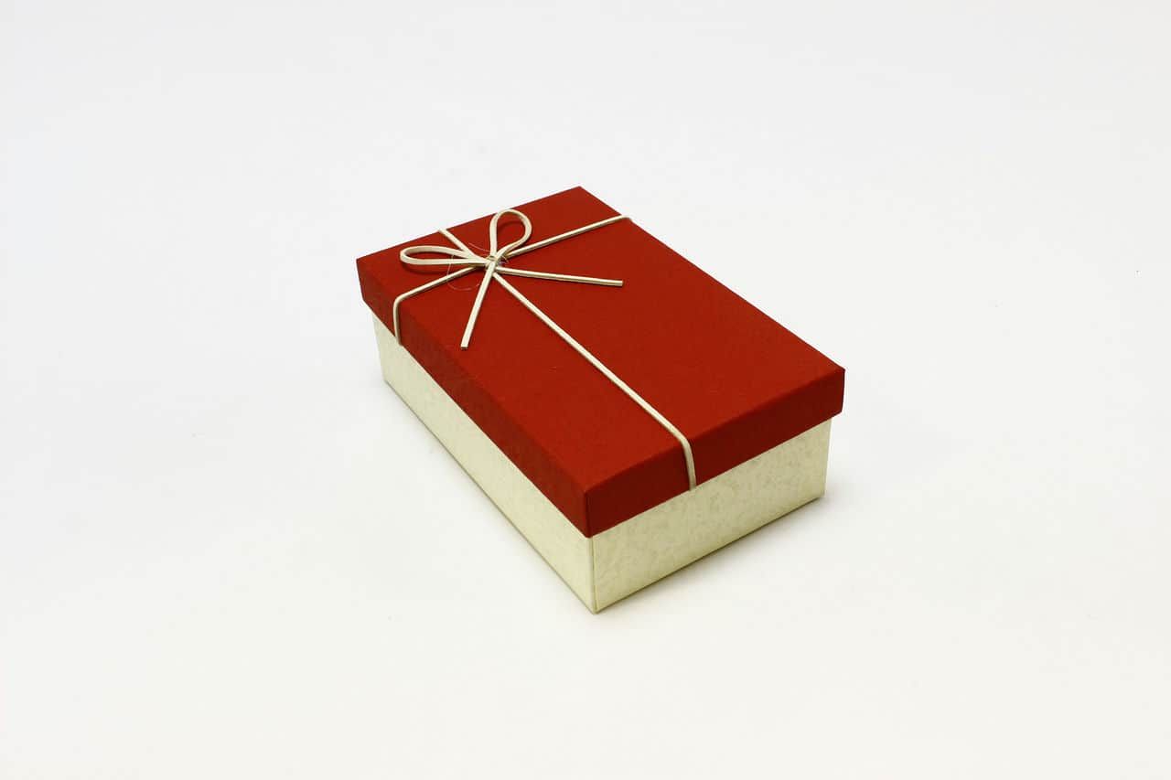 Коробка прямоугольник с бантом 19*12*6,6 см, кремовая/красная крышка (Арт) 720614/11-3Б