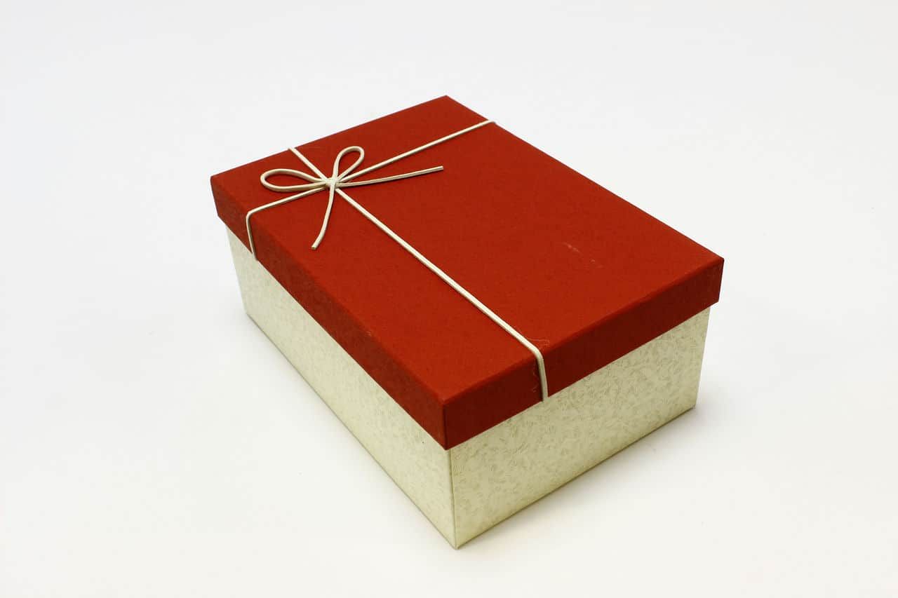 Коробка прямоугольник с бантом 23*16*9,5 см, кремовая/красная крышка (Арт) 720614/11-1Б