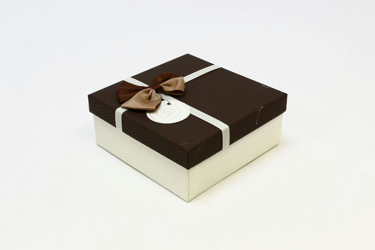 Коробка квадрат 15*15*6,5 см с бантом белая/коричневая крышка (Арт) 720616/23-3Б