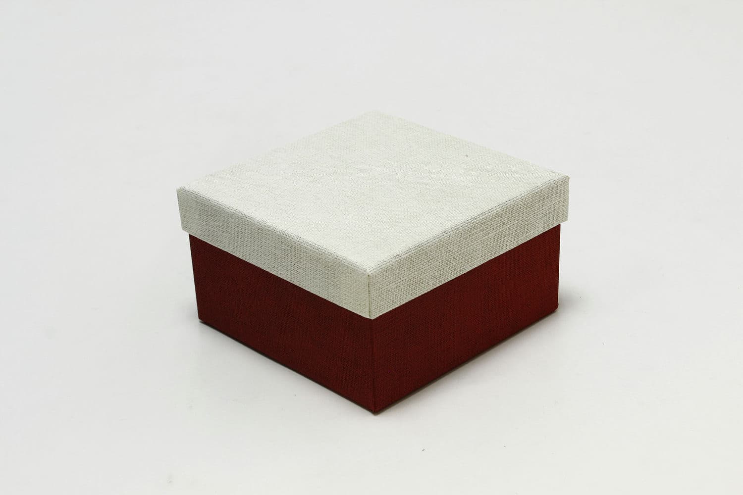 Коробка квадрат 13*13*7,5 см Бордовый/Белый (Арт) 7212289/0052-3