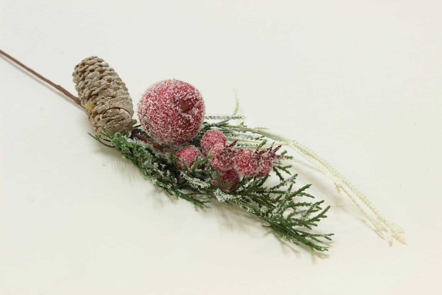 Ветка заснеженная с ягодами и шишкой, H39 см