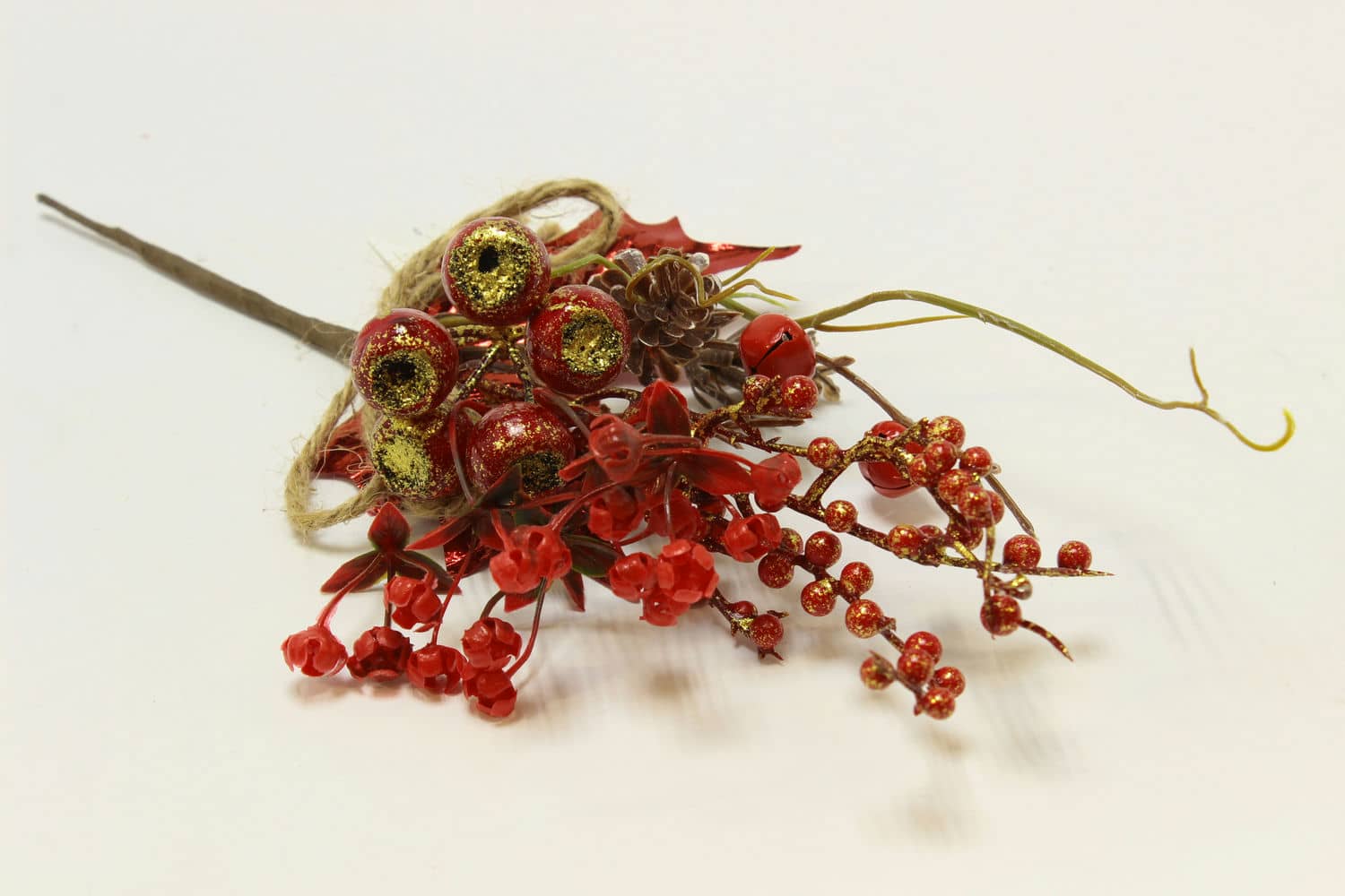 Декоративная новогодняя ветка из красных ягод H25 см