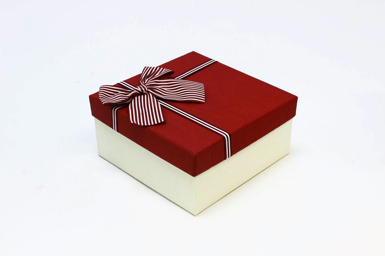 Коробка квадрат с бантом 17*17*8 см, белая/бордовая крашка (Арт) 720616/9-2А