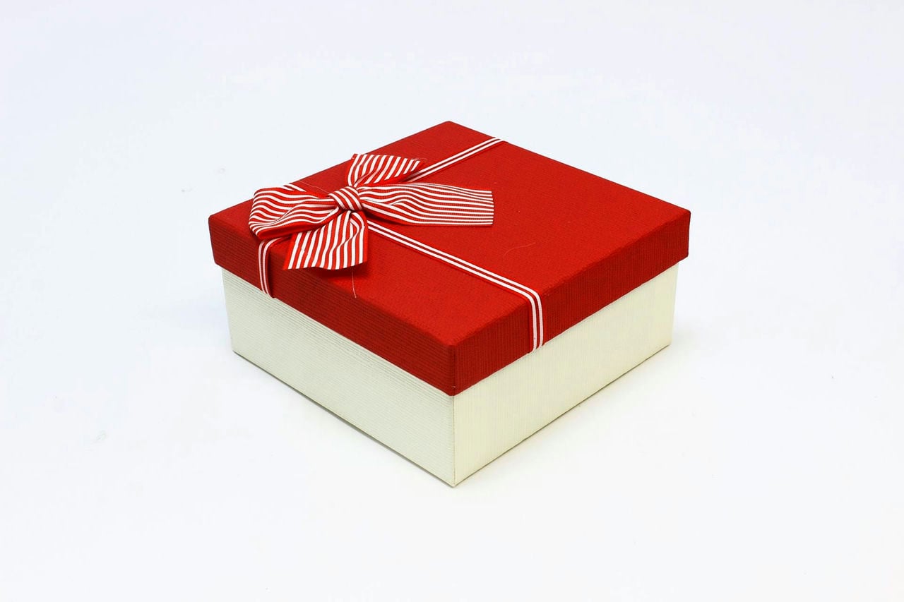 Коробка квадрат с бантом 17*17*8 см, белая/красная крышка (Арт) 720616/6-2А