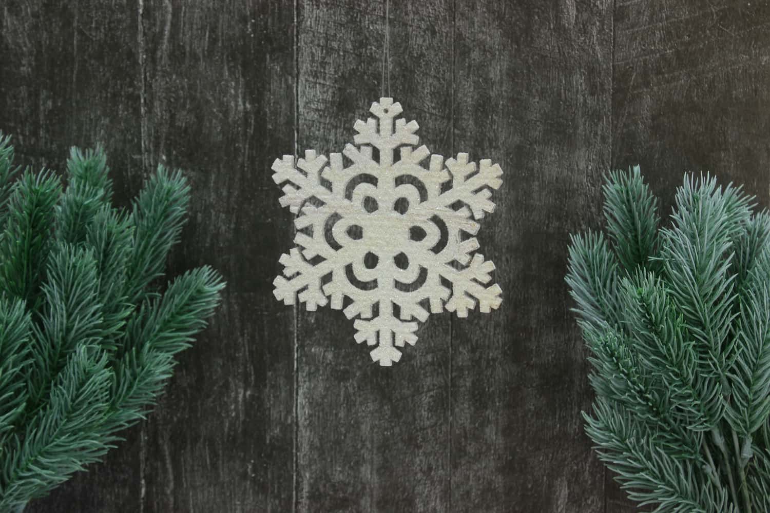 Украшение подвесное Снежинка с глиттером (дерево), 12х12см, Белый