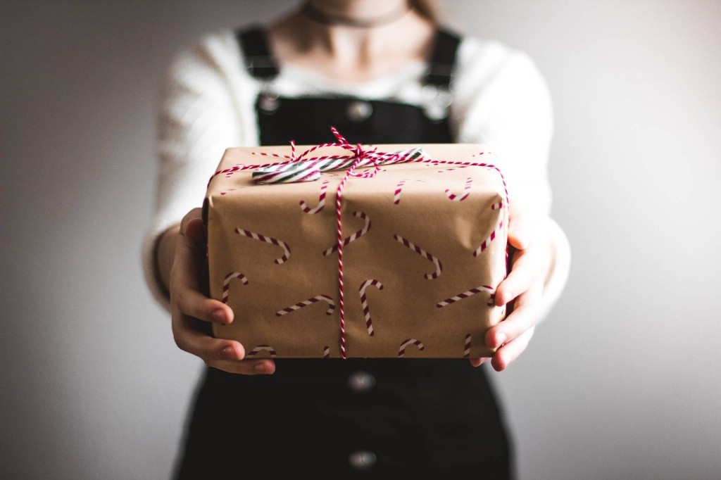 Как упаковать подарок в упаковочную бумагу