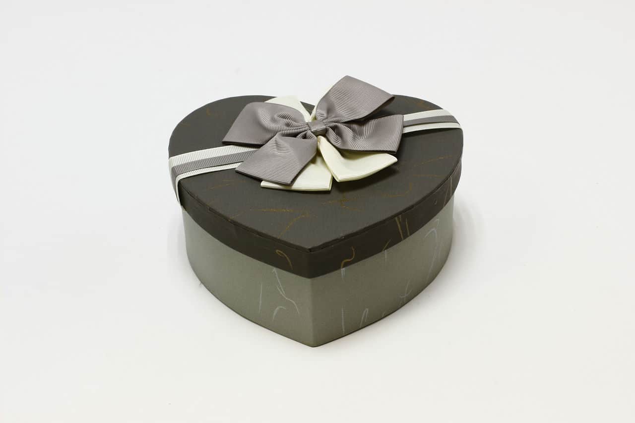Коробка сердце 18,5*17,7*7,5 см с бантиком, серая/темно-серая крышка (Арт) 720612/30-2А