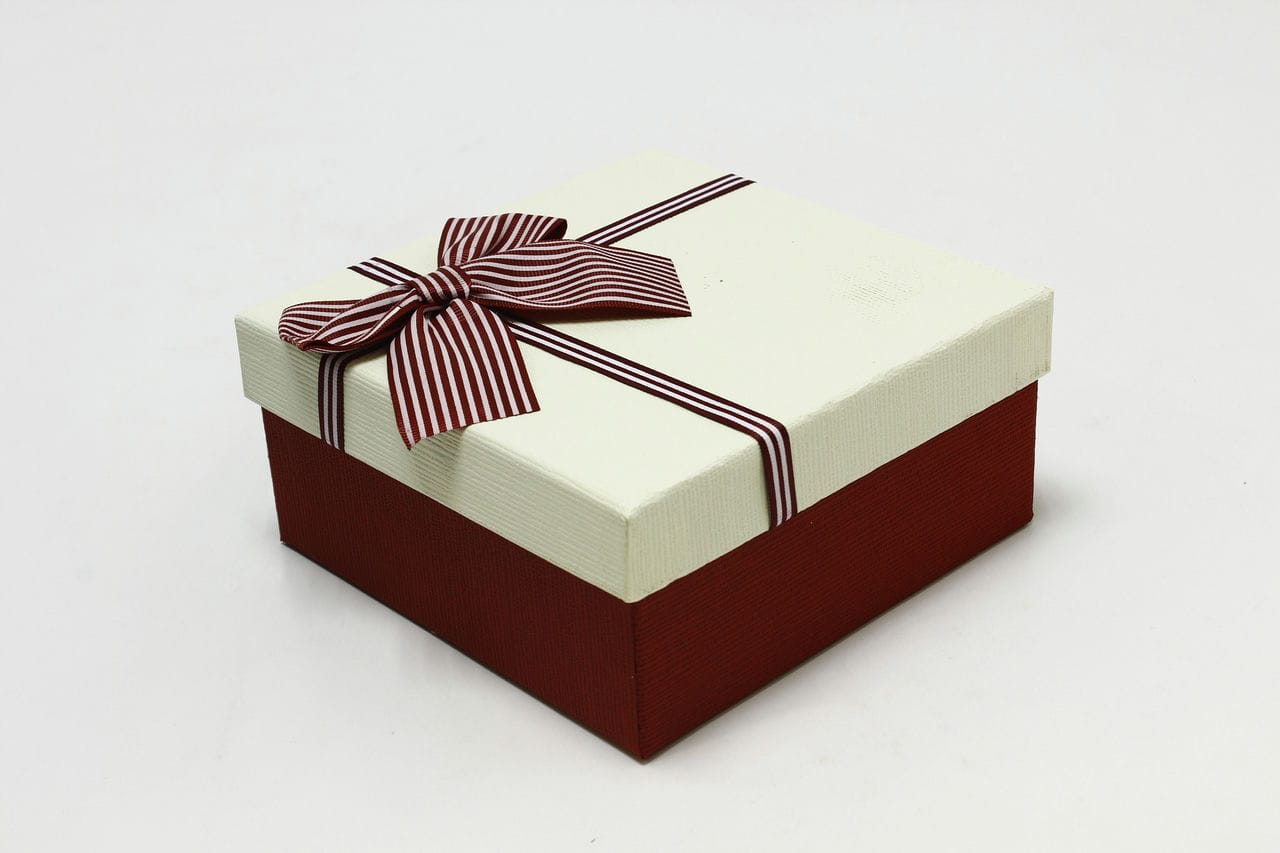 Коробка квадрат с бантом 17*17*8 см, бордовая/белая крашка (Арт) 720616/9-2Б