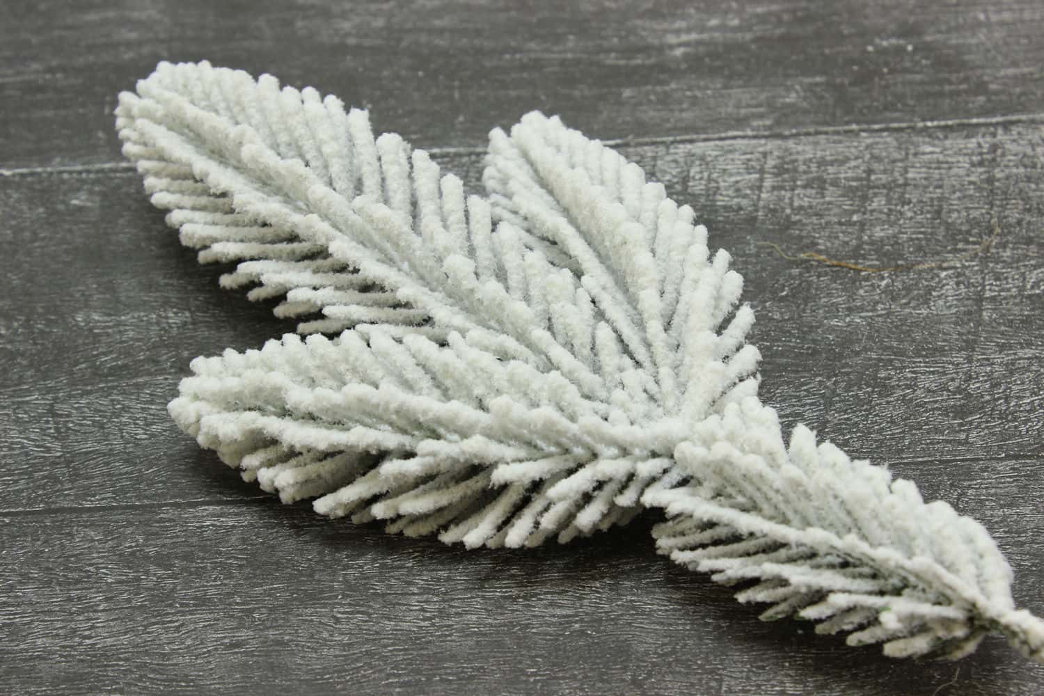 Ветка еловая заснеженная, 20см, Белый