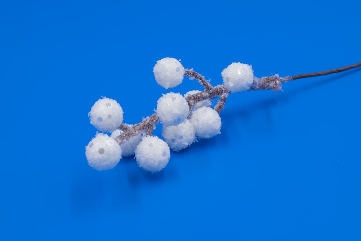 Ветка ягодки "Метелица" H18см Белый