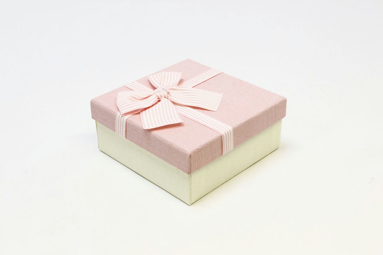 Коробка квадрат с бантом 15*15*7 см, белая/розовая крышка (Арт) 720616/5-3Б
