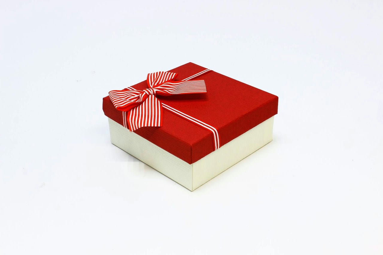 Коробка квадрат с бантом 15*15*7 см, белая/красная крышка (Арт) 720616/6-3А