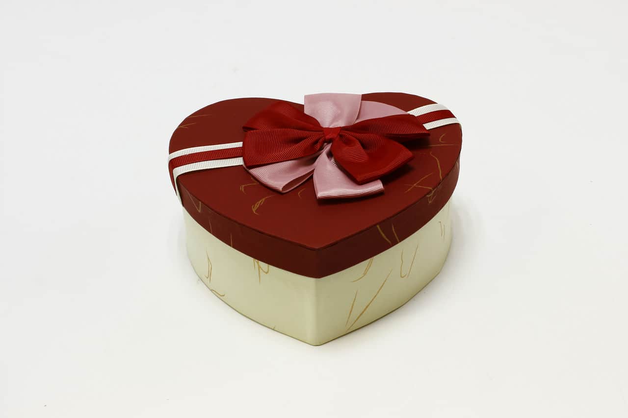 Коробка сердце 18,5*17,7*7,5 см с бантиком, белая/бордовая крышка (Арт) 720612/28-2Б
