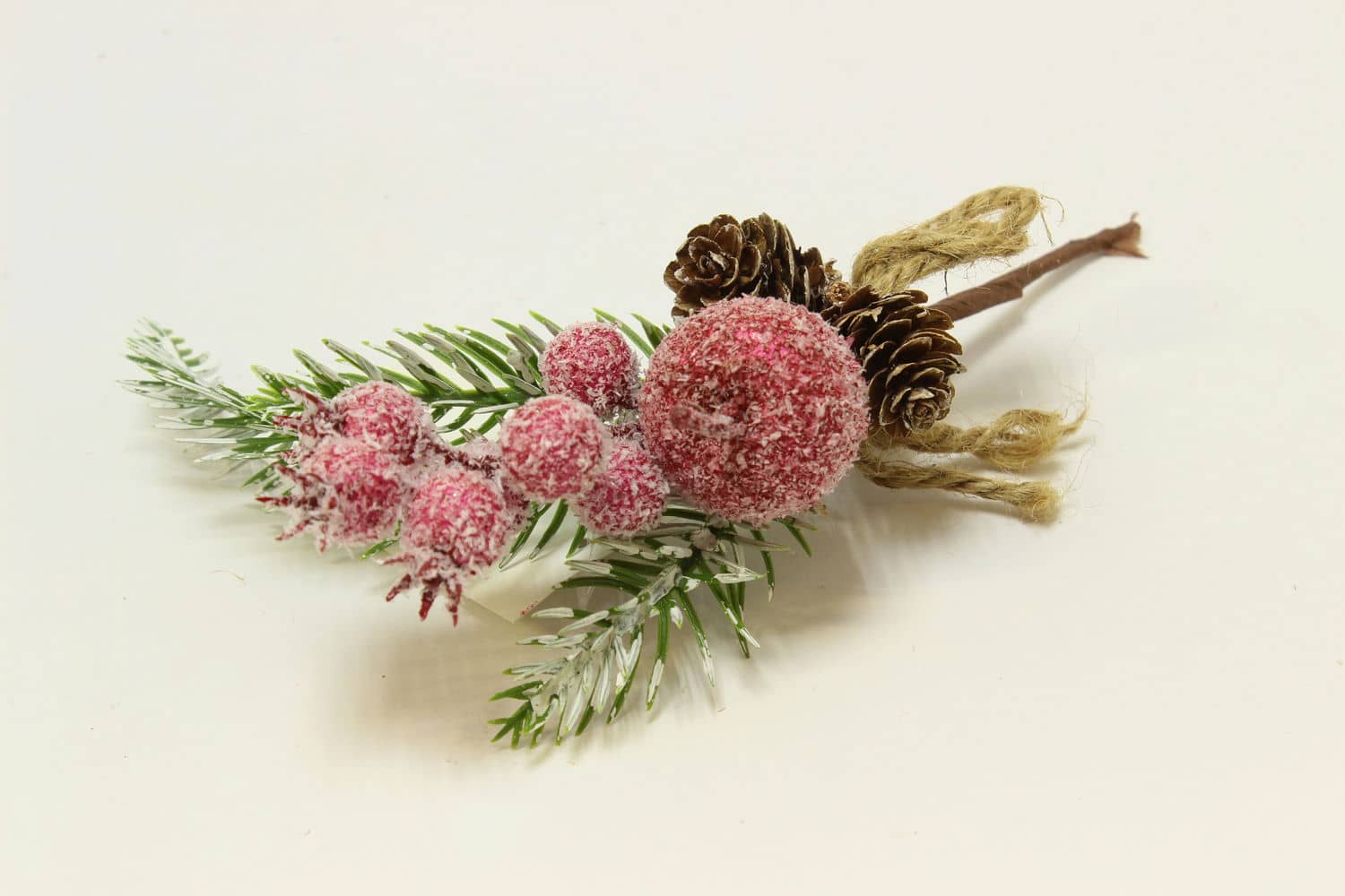 Ветка с заснеженными яблоком, ягодами и шишками, H25 см