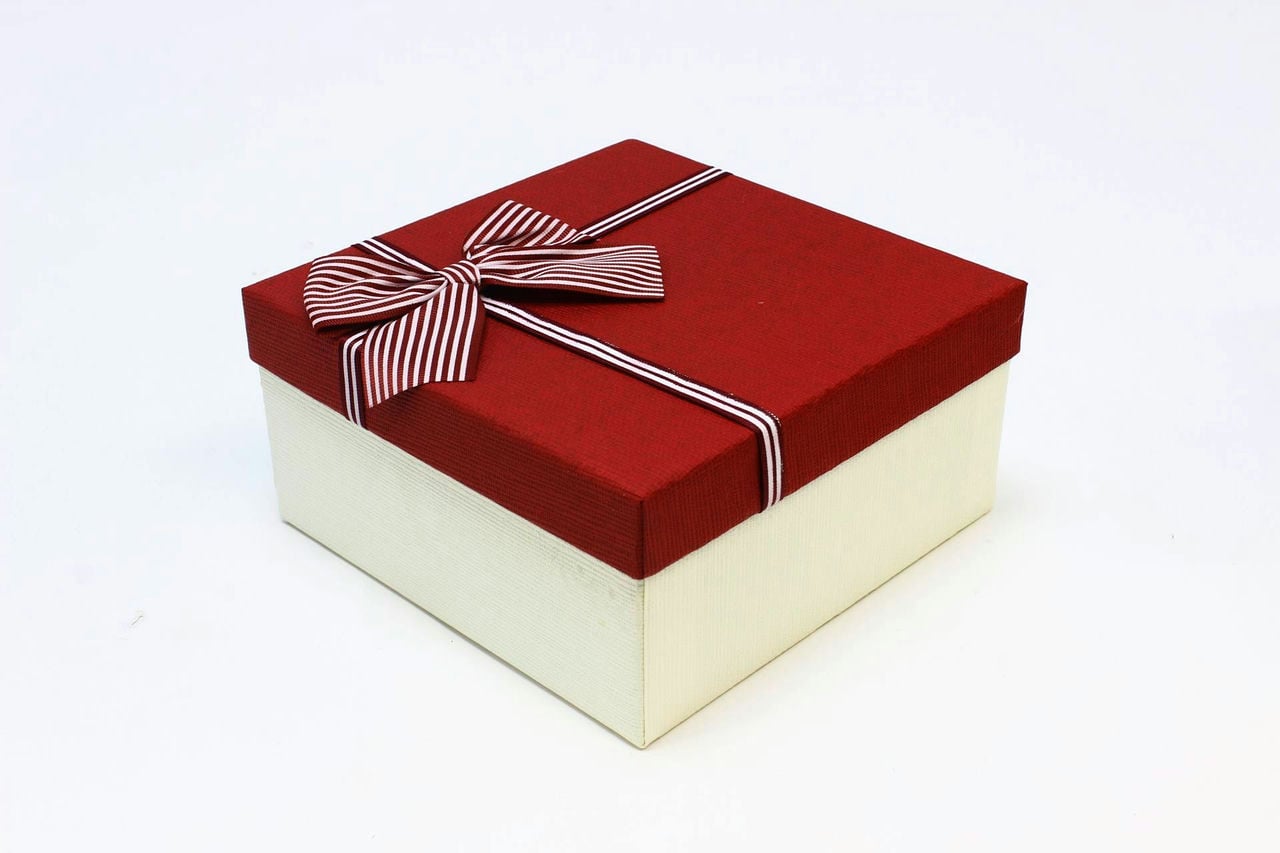 Коробка квадрат с бантом 19*19*9,8 см, белая/бордовая крашка (Арт) 720616/9-1А