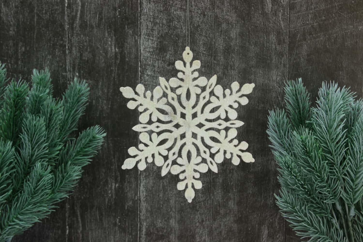 Украшение подвесное Снежинка с глиттером (дерево), 15х15см, Белый