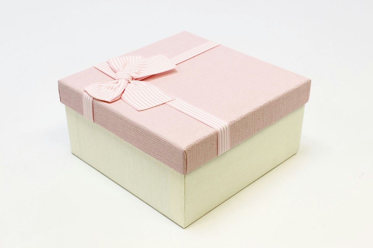 Коробка квадрат с бантом 19*19*9,8 см, белая/розовая крышка (Арт) 720616/5-1Б