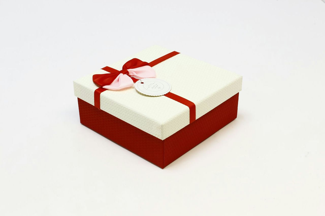 Коробка квадрат 15*15*6,5 см с бантом красная/белая крышка (Арт) 720616/20-3А