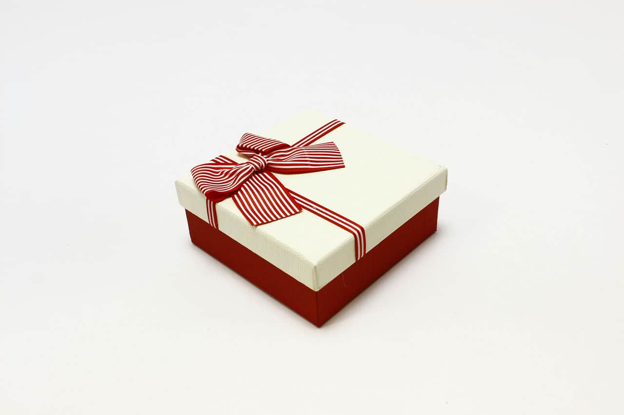 Коробка квадрат с бантом 15*15*7 см, красная/белая крышка (Арт) 720616/6-3Б