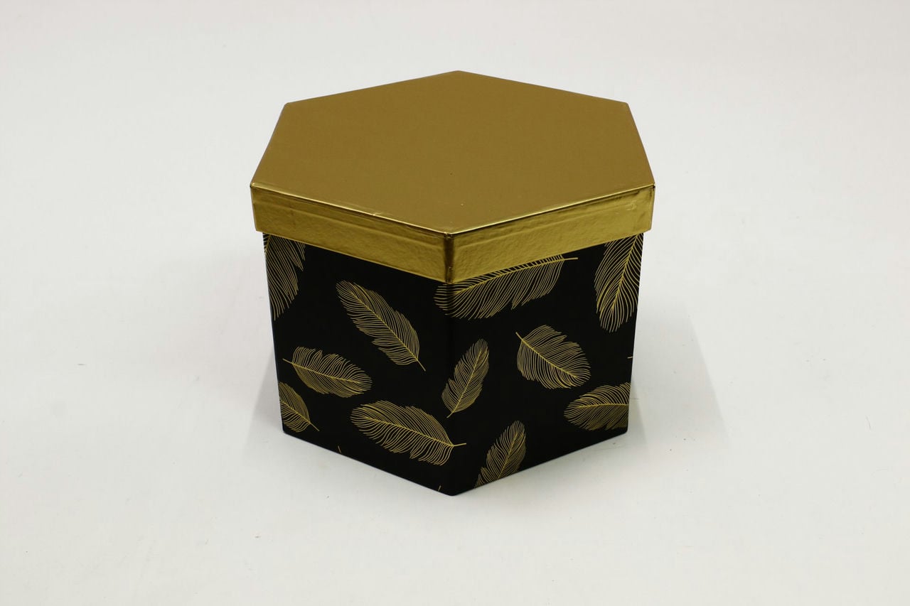 Подарочная коробка - Шестигранник с золотой рисунок на чёрном 22,5*20*15 см (Арт) 87995767-1