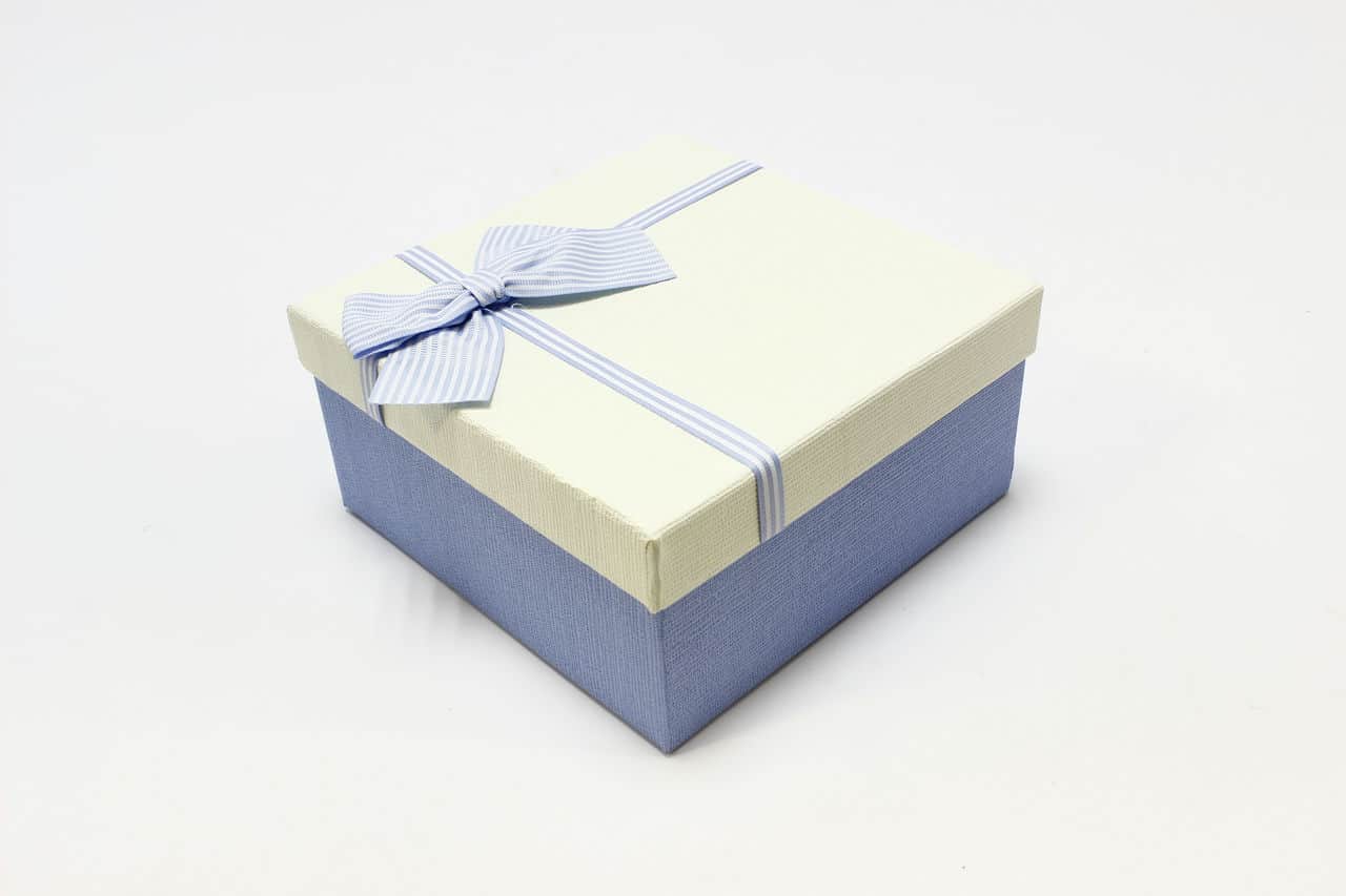Коробка квадрат с бантом 19*19*9,8 см, голубая/белая крышка  (Арт) 720616/8-1Б
