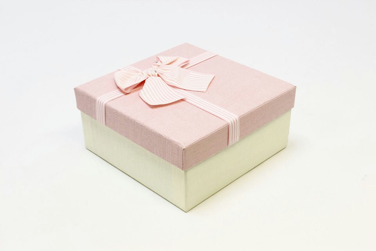 Коробка квадрат с бантом 17*17*8 см, белая/розовая крышка (Арт) 720616/5-2Б