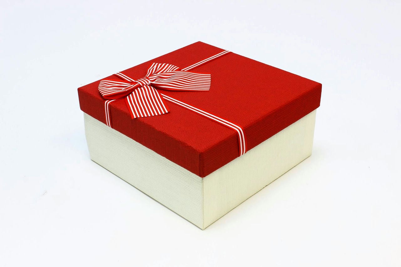 Коробка квадрат с бантом 19*19*9,8 см, белая/красная крышка (Арт) 720616/6-1А