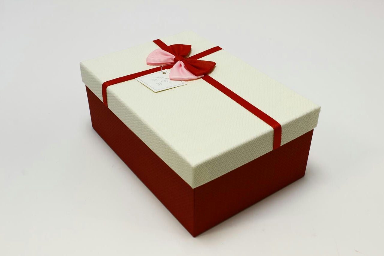Размер коробки а5. Коробка прямоугольник. Коробка 16 * 16 * 3 см красная. Коробка прямоугольник сладкая любовь. Прямоугольная коробка на белом фоне.