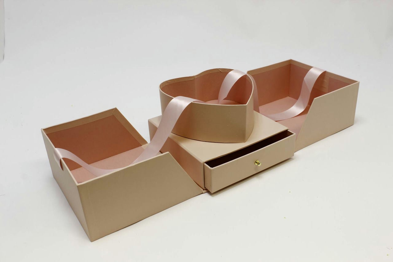 Коробка Куб 18,8*18,8*18,4 см" Сюрприз" с атласной тканью Розовый (Арт) 720172/2