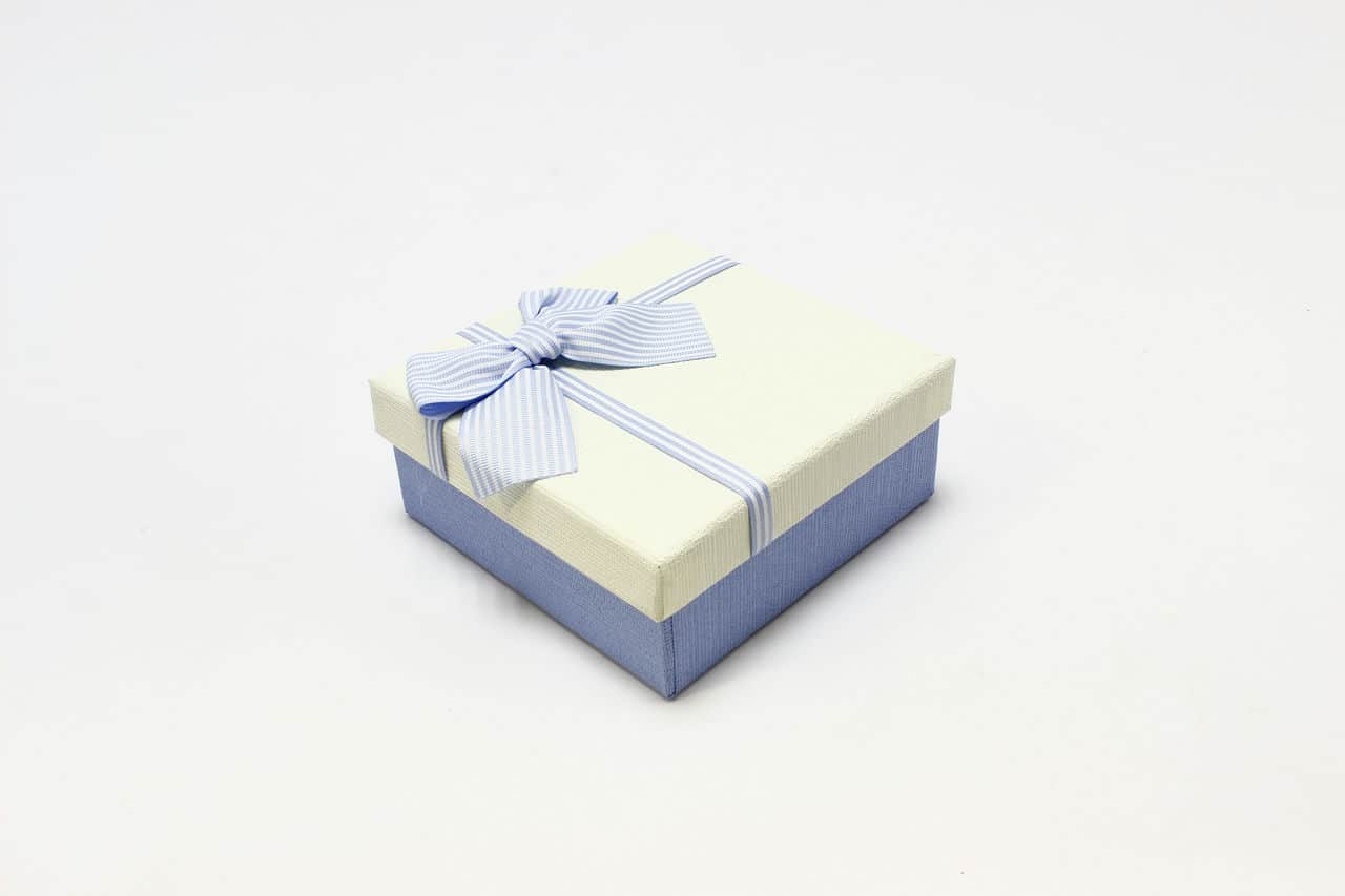 Коробка квадрат с бантом 15*15*7 см, голубая/белая крышка  (Арт) 720616/8-3Б